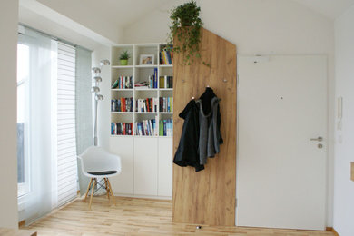 Modernes Wohnzimmer mit weißer Wandfarbe in Nürnberg