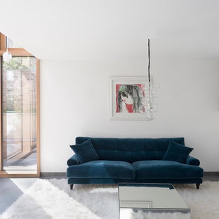 Kleines, Fernseherloses, Abgetrenntes Modernes Wohnzimmer ohne Kamin mit weißer Wandfarbe und grauem Boden in Düsseldorf