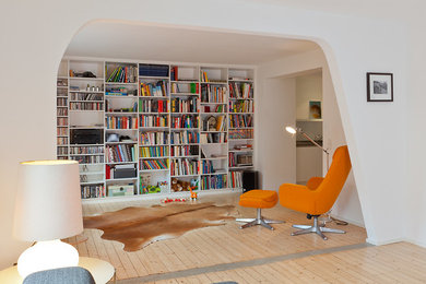 Modelo de sala de estar con biblioteca cerrada pequeña con paredes blancas, suelo de madera clara y alfombra