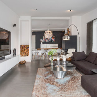 Großes Modernes Wohnzimmer mit weißer Wandfarbe, Wand-TV und grauem Boden in Dortmund