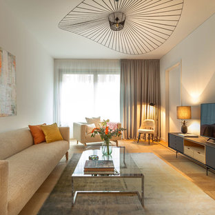 Mittelgroßes, Offenes Modernes Wohnzimmer ohne Kamin mit weißer Wandfarbe, braunem Holzboden, freistehendem TV und braunem Boden in Berlin