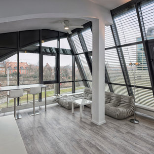 Mittelgroßes, Fernseherloses, Offenes Modernes Wohnzimmer ohne Kamin mit hellem Holzboden und grauem Boden in Nürnberg