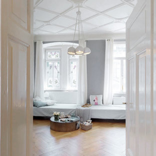 Mittelgroßes, Fernseherloses, Abgetrenntes Modernes Wohnzimmer ohne Kamin mit grauer Wandfarbe, braunem Holzboden und beigem Boden in Nürnberg