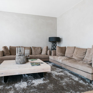 Mittelgroßes, Fernseherloses, Abgetrenntes Modernes Wohnzimmer ohne Kamin mit grauer Wandfarbe, hellem Holzboden und beigem Boden in Hamburg