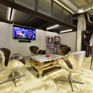 Großer Industrial Hobbyraum ohne Kamin, im Loft-Stil mit weißer Wandfarbe, Marmorboden, Wand-TV und beigem Boden in Sonstige