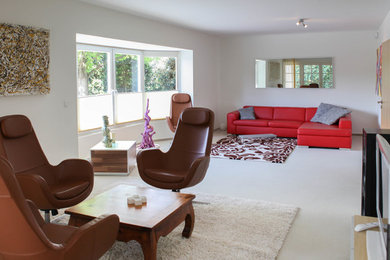 Großes, Repräsentatives, Offenes Modernes Wohnzimmer mit weißer Wandfarbe, Teppichboden und freistehendem TV in Hamburg