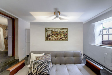 Kleines, Offenes, Repräsentatives, Fernseherloses Modernes Wohnzimmer ohne Kamin mit grauer Wandfarbe und Betonboden in München