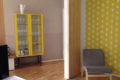 Modelo de sala de estar abierta nórdica pequeña con televisor colgado en la pared y paredes multicolor