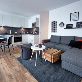 Mittelgroßes, Offenes, Repräsentatives Modernes Wohnzimmer ohne Kamin mit weißer Wandfarbe, braunem Holzboden und braunem Boden in Hamburg