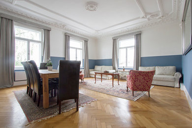Großes, Repräsentatives, Offenes Klassisches Wohnzimmer mit bunten Wänden und hellem Holzboden in Dresden