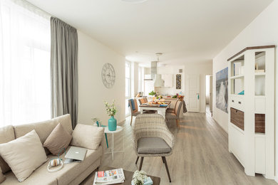 Mittelgroßes, Offenes Country Wohnzimmer mit weißer Wandfarbe, braunem Holzboden und braunem Boden in Hamburg