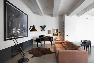 Fernseherloses, Mittelgroßes Modernes Musikzimmer mit weißer Wandfarbe und Betonboden in Berlin