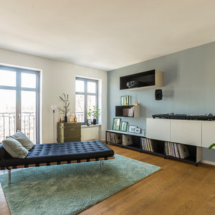 Kleines, Abgetrenntes Modernes Musikzimmer mit weißer Wandfarbe, braunem Holzboden und braunem Boden in Berlin