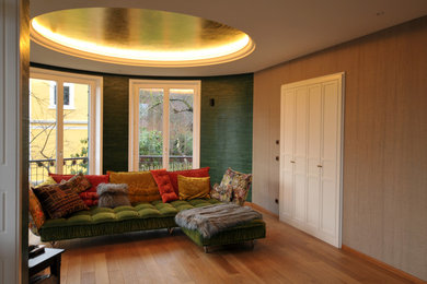 Bild på ett mellanstort funkis separat vardagsrum, med ett finrum, flerfärgade väggar, mellanmörkt trägolv, en standard öppen spis, en spiselkrans i sten och en inbyggd mediavägg