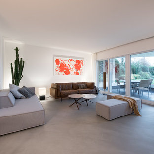 Offenes, Großes Modernes Wohnzimmer ohne Kamin mit weißer Wandfarbe, Betonboden und grauem Boden in Köln