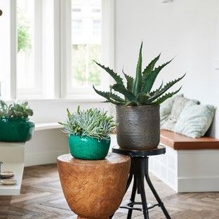 Kleines, Fernseherloses, Abgetrenntes Skandinavisches Wohnzimmer ohne Kamin mit weißer Wandfarbe, braunem Holzboden und beigem Boden in Berlin