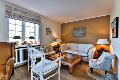 Kleines, Fernseherloses Maritimes Wohnzimmer mit brauner Wandfarbe, braunem Holzboden und braunem Boden in Düsseldorf