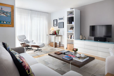 Mittelgroßes, Abgetrenntes Modernes Wohnzimmer ohne Kamin mit grauer Wandfarbe, hellem Holzboden, TV-Wand und beigem Boden in München
