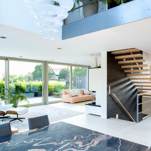 Geräumiges, Repräsentatives, Fernseherloses Modernes Wohnzimmer im Loft-Stil mit weißer Wandfarbe, Tunnelkamin, verputzter Kaminumrandung und weißem Boden in Stuttgart