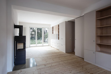 Mittelgroßes, Offenes Modernes Wohnzimmer mit hellem Holzboden in Berlin
