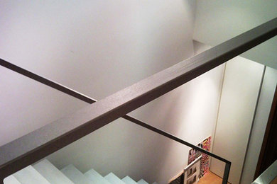 Repräsentatives Modernes Wohnzimmer mit weißer Wandfarbe und hellem Holzboden in Düsseldorf