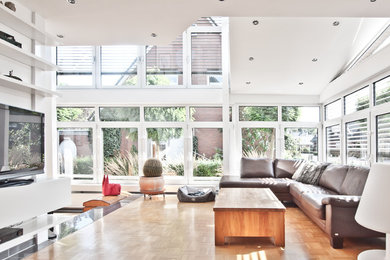 Modernes Wohnzimmer mit braunem Holzboden und braunem Boden in Hannover