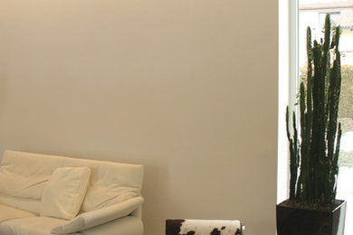 シュトゥットガルトにあるコンテンポラリースタイルのおしゃれなリビング (白い壁、セラミックタイルの床) の写真