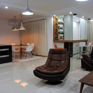 Diseño de salón con barra de bar abierto, moderno, de tamaño medio, sin chimenea, con paredes blancas, suelo de baldosas de cerámica y suelo blanco