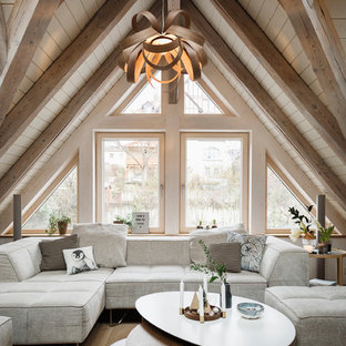 Nordisches Wohnzimmer mit braunem Holzboden und braunem Boden in Sonstige