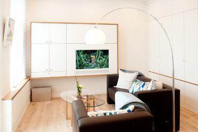 Modernes Wohnzimmer mit Multimediawand in Hamburg
