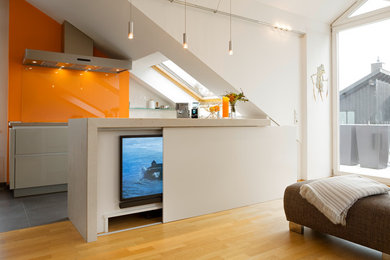 Mittelgroßes, Offenes Modernes Wohnzimmer ohne Kamin mit weißer Wandfarbe, hellem Holzboden, verstecktem TV und beigem Boden in München
