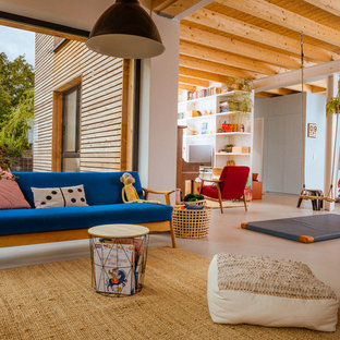 Geräumiges Modernes Wohnzimmer mit weißer Wandfarbe und grauem Boden in Düsseldorf