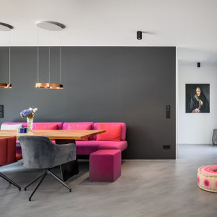 Modernes Wohnzimmer mit grauer Wandfarbe, Betonboden und grauem Boden in Frankfurt am Main