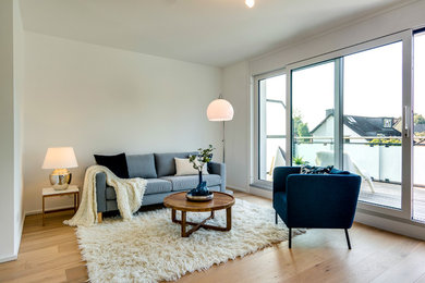 Идея дизайна: маленькая изолированная гостиная комната в скандинавском стиле с белыми стенами, светлым паркетным полом и бежевым полом без камина, телевизора для на участке и в саду