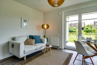 Immagine di un piccolo soggiorno design con pavimento in vinile