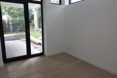 Wohnzimmer mit weißer Wandfarbe in Hamburg