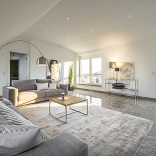 Offenes Modernes Wohnzimmer mit weißer Wandfarbe und grauem Boden in Hannover