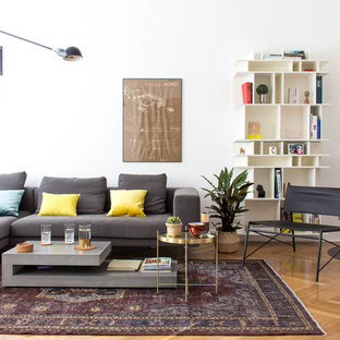 Repräsentatives, Abgetrenntes, Mittelgroßes, Fernseherloses Modernes Wohnzimmer ohne Kamin mit weißer Wandfarbe, hellem Holzboden und beigem Boden in Berlin