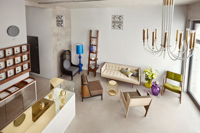 Aménagement d'un salon contemporain de taille moyenne et ouvert avec un mur gris et sol en béton ciré.