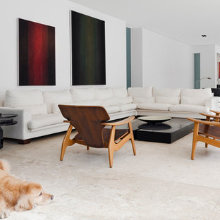 Repräsentatives, Offenes, Mittelgroßes, Fernseherloses Modernes Wohnzimmer mit weißer Wandfarbe und beigem Boden in Berlin