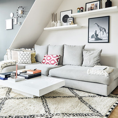 Inspiration for a mid-sized scandinavian open concept medium tone wood floor family room remodel in Hamburg with multicolored walls