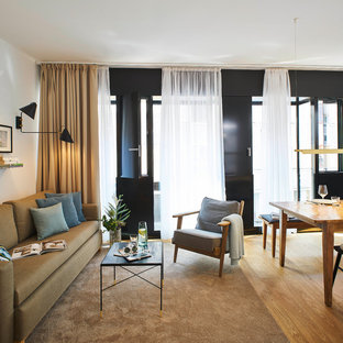 Mittelgroßes, Repräsentatives, Offenes Modernes Wohnzimmer ohne Kamin mit weißer Wandfarbe, braunem Holzboden, Wand-TV und beigem Boden in Sonstige