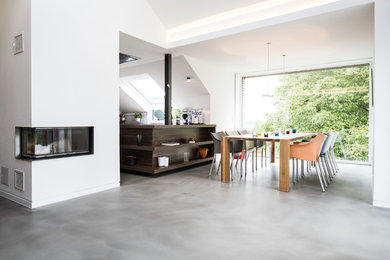 Offenes Modernes Wohnzimmer mit weißer Wandfarbe, Linoleum, Eckkamin und verputzter Kaminumrandung in Hannover