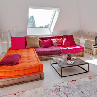 Modernes Wohnzimmer mit weißer Wandfarbe, grauem Boden und gewölbter Decke in München