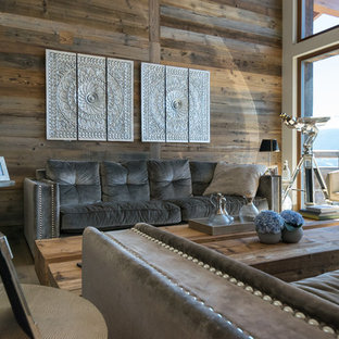 Mittelgroßes, Abgetrenntes Kolonialstil Wohnzimmer ohne Kamin mit brauner Wandfarbe, braunem Holzboden und braunem Boden in Frankfurt am Main