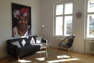 Urban family room photo in Berlin