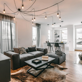 Offenes Modernes Wohnzimmer mit weißer Wandfarbe, braunem Holzboden und braunem Boden in Berlin