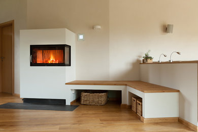 Стильный дизайн: гостиная комната с угловым камином - последний тренд