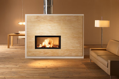 Großes, Repräsentatives Modernes Wohnzimmer mit hellem Holzboden in Hamburg