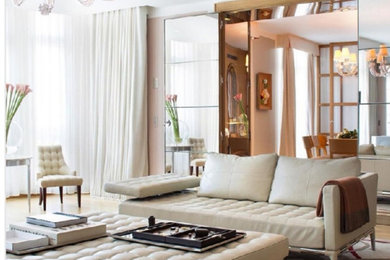 Offenes Modernes Wohnzimmer mit weißer Wandfarbe, Teppichboden und grauem Boden in Sonstige